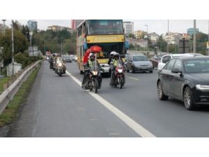 Motosikletli Kuryelerden Cumhuriyet Yürüyüşü