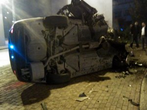Otomobil köprü ayağına çarptı: 1 ölü, 3 yaralı