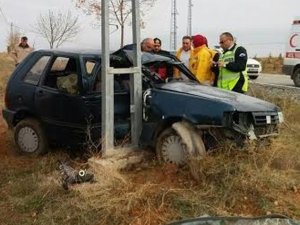 Otomobil elektrik direğine çarptı: 1 ölü