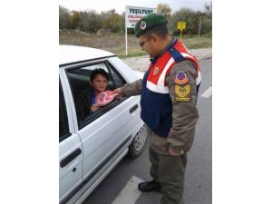 Jandarmadan Trafik Kurallarına Uyan Çocuklara Bayram Hediyesi