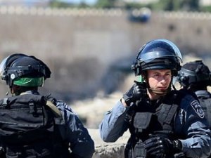 İsrail askeri Mescid-i Aksa'yı bastı