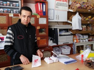 Marketçiyi oyalayıp yardım kutusunu çaldı