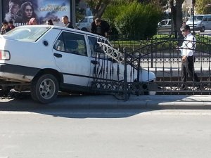 Hızını alamayan sürücü tramvay yoluna uçtu