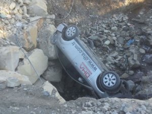 Araç uçuruma yuvarlandı