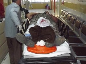 Pikapla traktöre çarpıştı 4 yaralı