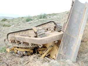 TIR’a yüklenen paletli kepçe devrildi: 1 ölü