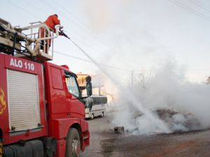 Sokağa çıkardıkları ev eşyalarını yaktılar