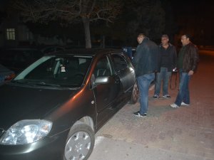 Araçların camını kırarak hırsızlık yaptılar