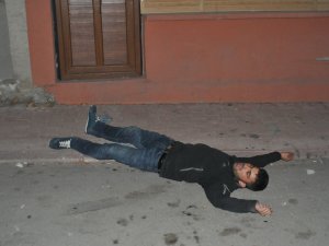 Polise yakalanmamak için pencereden atladı