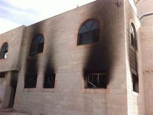 İsrailli yerleşimciler Ramallah'ta 'cami yaktı'