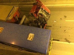 TIR askeri otobüse çarptı