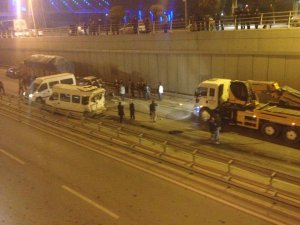 Minibüsler çarpıştı, trafik kilitlendi