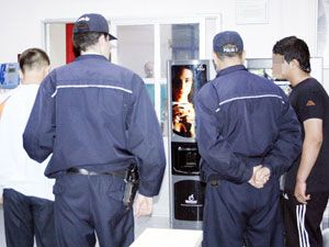 Teyp çalan iki zanlı polisten kaçamadı