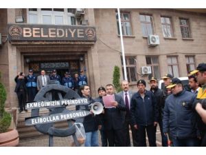 Sandıklı'da İşçiler Belediye Başkanını Siyah Çelenkle Protesto Etti