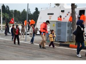 Tekneleri Batma Tehlikesi Geçiren 47 Suriyeli Kaçak Kurtarıldı