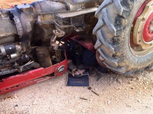 Devrilen traktörün altında kalarak can verdi