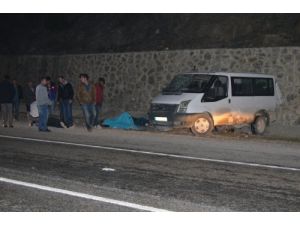 Kozan'da İşçileri Taşıyan Minibüs Yoldan Çıktı, 12 İşçi Yaralandı