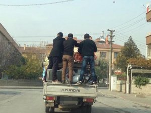 Kamyonet kasasında tehlikeli yolculuk