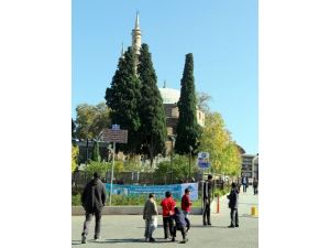 Suriyeli Çocuklar, Emir Sultan Camii’nin Etrafında Dileniyor