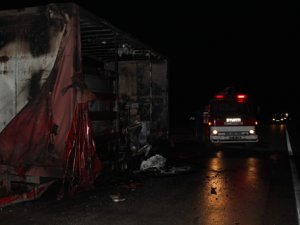 Seyir halindeki TIR’ın dorsesinde yangın