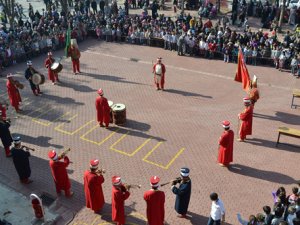 Mehter konseri ile aşure dağıttılar