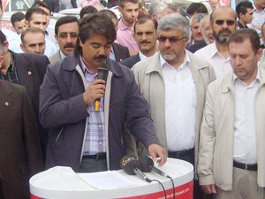 Saadet köylüyü dinliyor