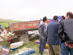 İşçi taşıyan traktör devrildi: 6 yaralı