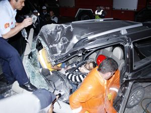 Çarptığı aydınlatma direğinin altında sıkıştı