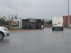 Göbeğe hızlı giren kamyon devrildi