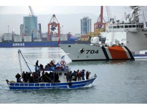 Tekneleri Batmak Üzere Olan 79 Suriyeli Kurtarıldı