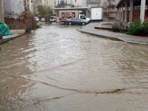 Çayın Taştığı Terme'de Gün Boyu Kırmızı Alarm Verildi