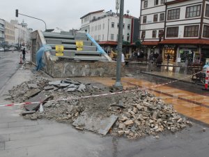 Belediyenin kaynakları düzenlemelerle israf ediliyor