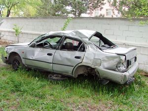 Takla atan otomobilin sürücüsü hafif yaralandı