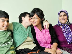 Engelli kıza annelik yapıyor