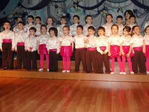 Bahçeşehirli minikler annelerini eğlendirdi