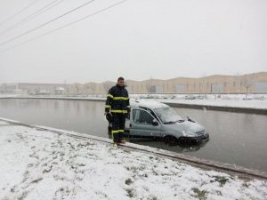 Kayan araç yol kenarındaki havuza uçtu