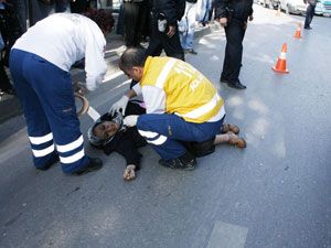 Otomobil yolun karşısına geçen kadına çarptı