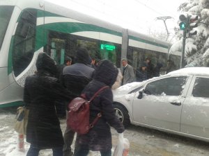 Otomobil tramvaya yandan çarptı
