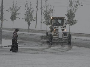 Karlı ve buzlu yolda yürürken dikkat!