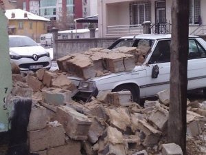 İstinat duvarı çöktü, araçlar altında kaldı