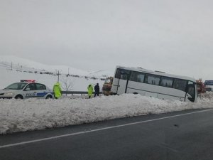 Yunak servisi kaza yaptı