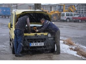 Bitlisliler Hem Kendilerini Hem De Araçlarını Çetin Kışa Hazırlıyor