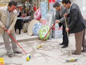 Esnaf, güvercin pisliğini sırayla temizliyor