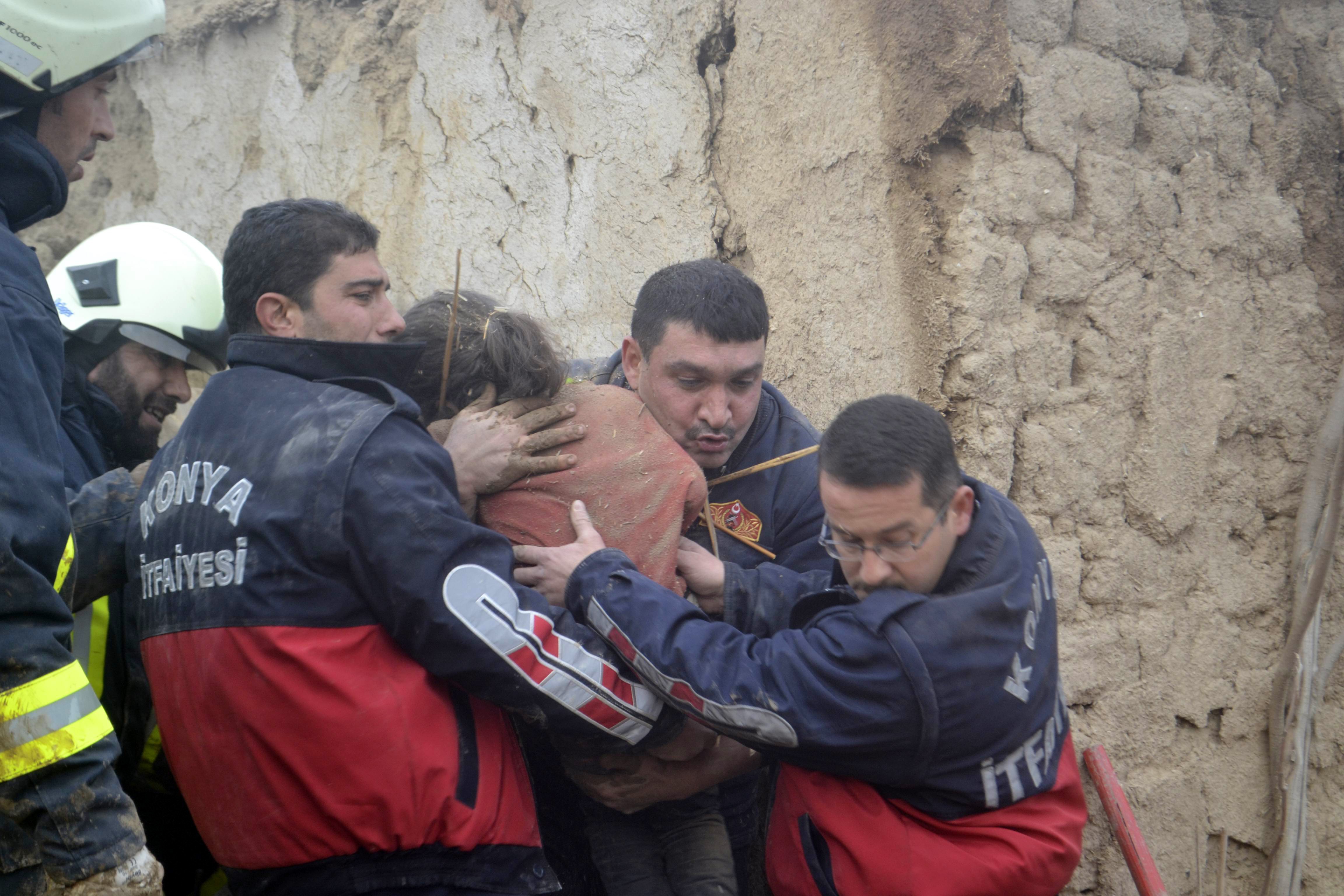 Yıkılan kerpiç ev can caldı