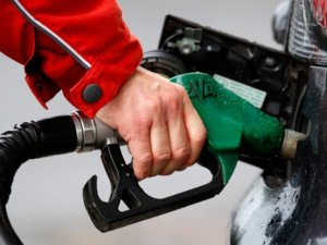 Türkiye'de benzin fiyatları neden ucuzlamıyor?