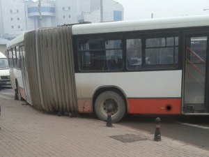 Belediye otobüsü bariyerlere çarptı
