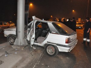 Otomobil direğe çarptı: 1 yaralı