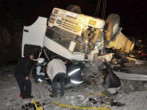 Tır kayalıklara çarptı: 1 ölü, 1 yaralı