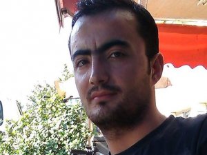 Kafasını sac kesim makinesine kaptırdı