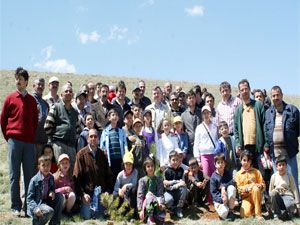 Ağaçlandırmada genç eller iş başında